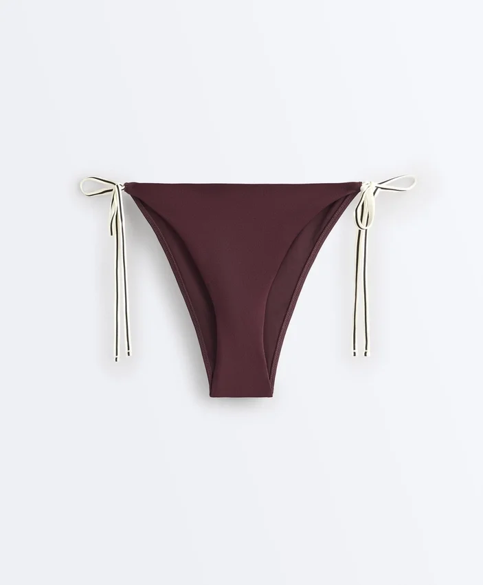 Bikiny se středním krytím a vázáním Bikiny se středním krytím a vázáním