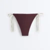 Bikiny se středním krytím a vázáním Bikiny se středním krytím a vázáním
