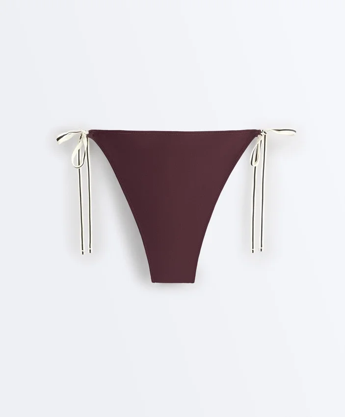 Bikiny se středním krytím a vázáním Bikiny se středním krytím a vázáním
