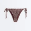 Bikiny se středním krytím a vázáním Bikiny se středním krytím a vázáním