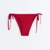 Bikiny se středním krytím a vázáním Bikiny se středním krytím a vázáním