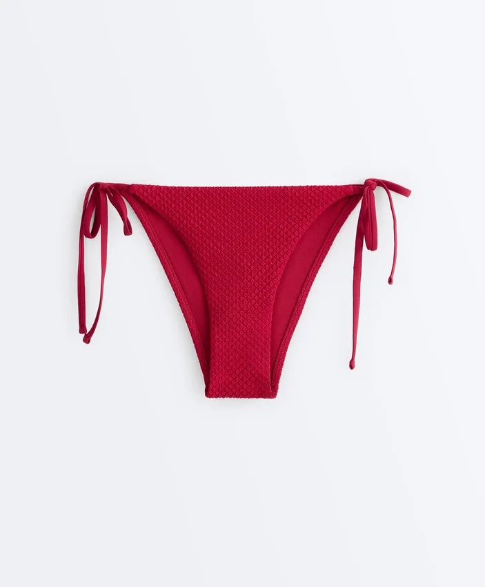 Bikiny se středním krytím a vázáním Bikiny se středním krytím a vázáním