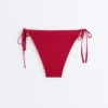 Bikiny se středním krytím a vázáním Bikiny se středním krytím a vázáním