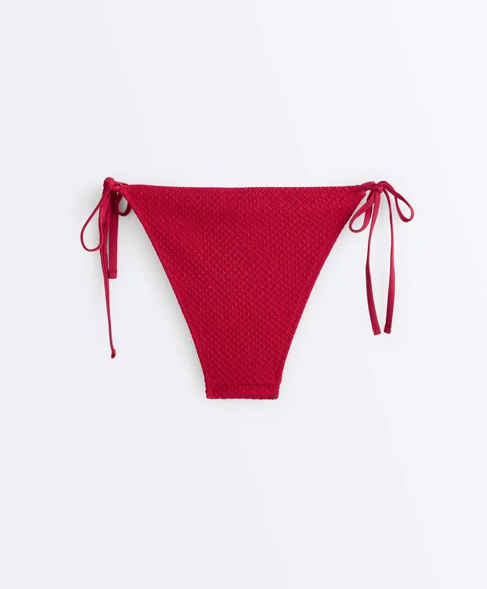 Bikiny se středním krytím a vázáním Bikiny se středním krytím a vázáním