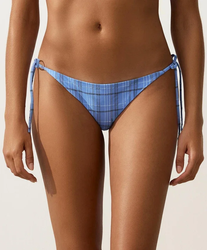Bikiny se středním krytím a vázáním na bocích s kostkovaným potiskem Bikiny se středním krytím a vázáním na bocích s kostkovaným potiskem