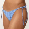 Bikiny se středním krytím a vázáním na bocích s kostkovaným potiskem Bikiny se středním krytím a vázáním na bocích s kostkovaným potiskem