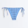 Bikiny se středním krytím a vázáním na bocích s kostkovaným potiskem Bikiny se středním krytím a vázáním na bocích s kostkovaným potiskem