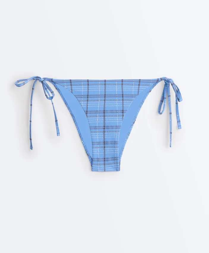 Bikiny se středním krytím a vázáním na bocích s kostkovaným potiskem Bikiny se středním krytím a vázáním na bocích s kostkovaným potiskem
