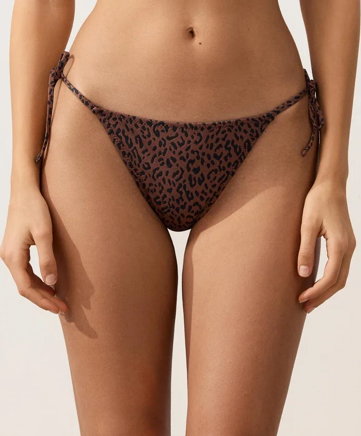 Bikiny se středním krytím a vázáním, s leopardím potiskem Bikiny se středním krytím a vázáním, s leopardím potiskem