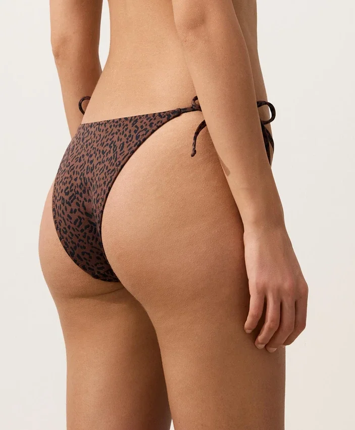 Bikiny se středním krytím a vázáním, s leopardím potiskem Bikiny se středním krytím a vázáním, s leopardím potiskem