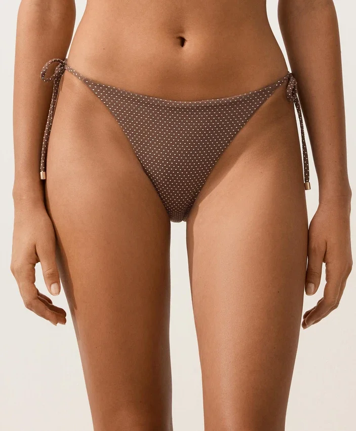 Bikiny se středním krytím a vázáním s mini puntíkovaným potiskem Bikiny se středním krytím a vázáním s mini puntíkovaným potiskem