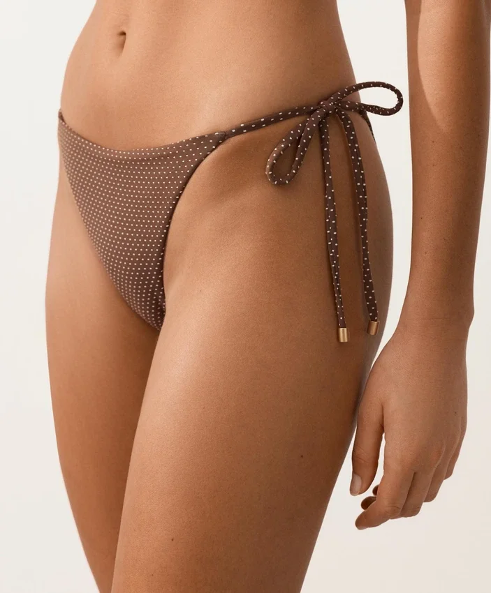 Bikiny se středním krytím a vázáním s mini puntíkovaným potiskem Bikiny se středním krytím a vázáním s mini puntíkovaným potiskem
