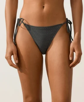 Bikiny se středním krytím a vázáním z žakárové látky s efektem praní Bikiny se středním krytím a vázáním z žakárové látky s efektem praní