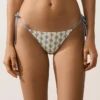 Bikiny se středním krytím, háčkované s vlnovým vzorem a vázáním Bikiny se středním krytím, háčkované s vlnovým vzorem a vázáním