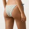 Bikiny se středním krytím, háčkované s vlnovým vzorem a vázáním Bikiny se středním krytím, háčkované s vlnovým vzorem a vázáním