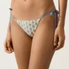 Bikiny se středním krytím, háčkované s vlnovým vzorem a vázáním Bikiny se středním krytím, háčkované s vlnovým vzorem a vázáním