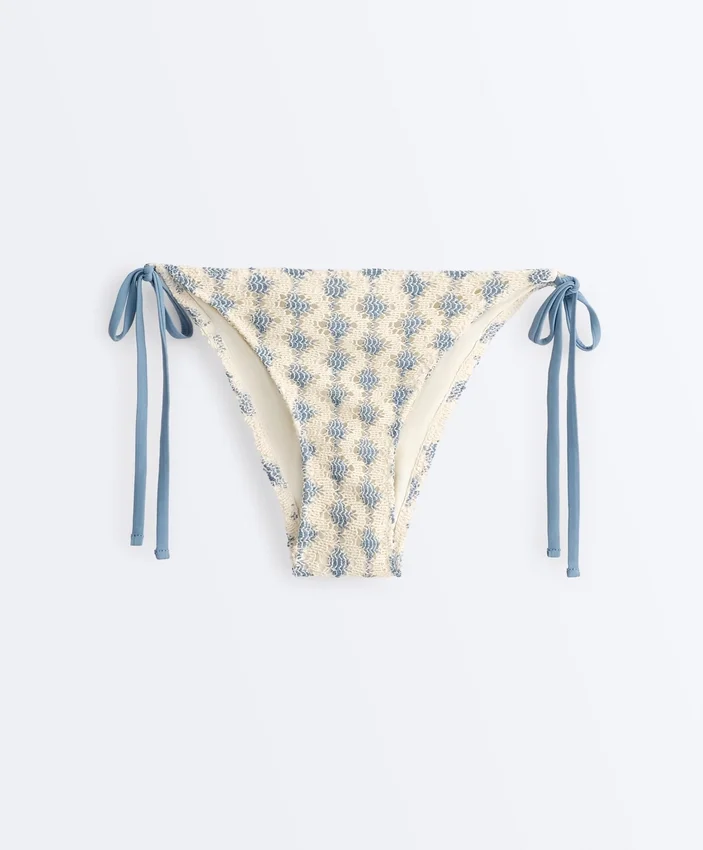 Bikiny se středním krytím, háčkované s vlnovým vzorem a vázáním Bikiny se středním krytím, háčkované s vlnovým vzorem a vázáním