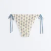 Bikiny se středním krytím, háčkované s vlnovým vzorem a vázáním Bikiny se středním krytím, háčkované s vlnovým vzorem a vázáním
