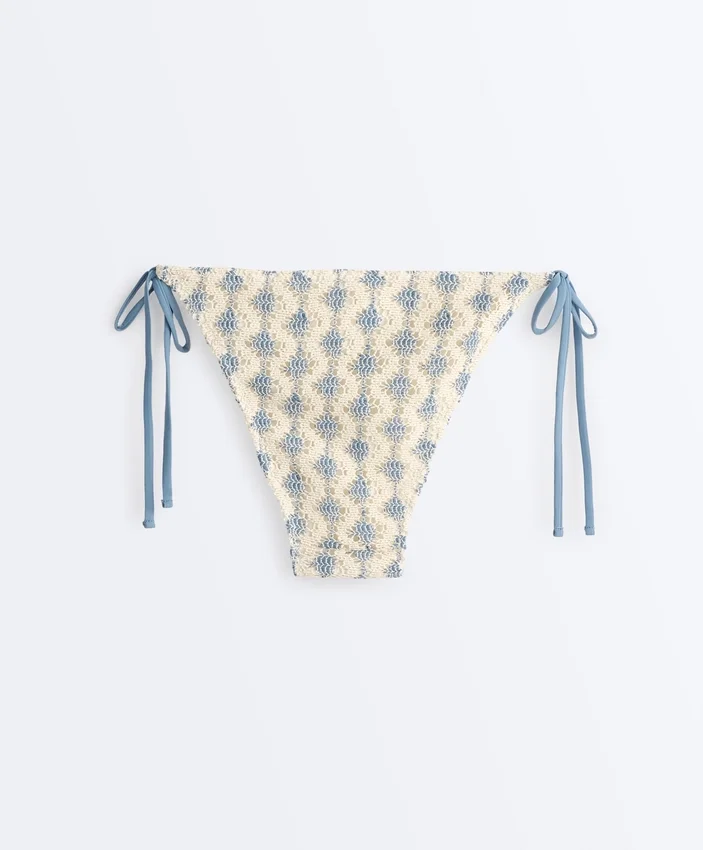 Bikiny se středním krytím, háčkované s vlnovým vzorem a vázáním Bikiny se středním krytím, háčkované s vlnovým vzorem a vázáním