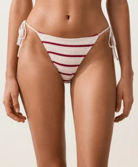 Bikiny se středním krytím, háčkované, s vázáním a pruhy Bikiny se středním krytím, háčkované, s vázáním a pruhy