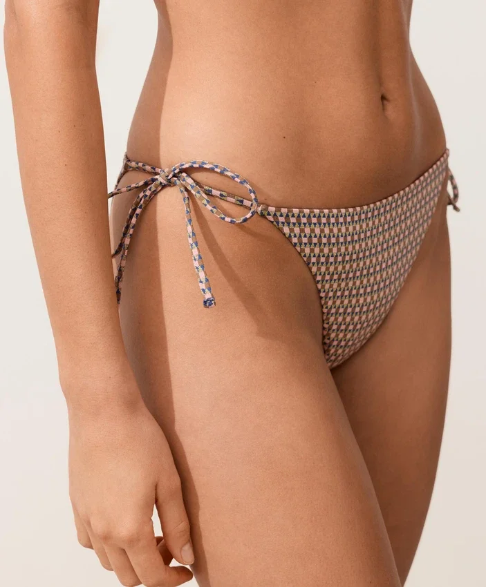 Bikiny se středním krytím, s vázáním a metalickým mini potiskem Bikiny se středním krytím, s vázáním a metalickým mini potiskem