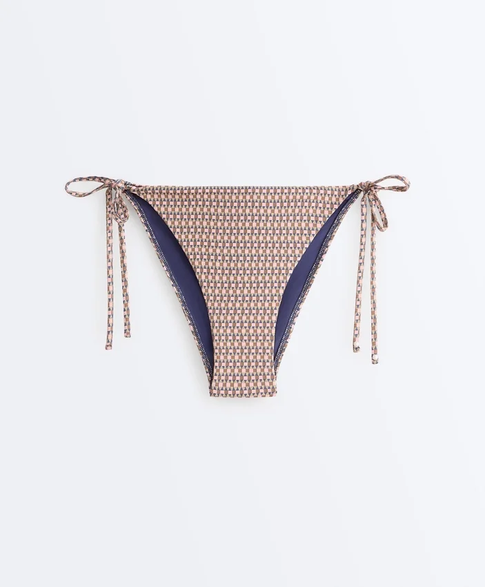 Bikiny se středním krytím, s vázáním a metalickým mini potiskem Bikiny se středním krytím, s vázáním a metalickým mini potiskem