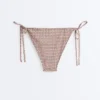 Bikiny se středním krytím, s vázáním a metalickým mini potiskem Bikiny se středním krytím, s vázáním a metalickým mini potiskem