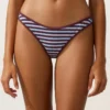 Bikiny se středním krytím, texturovaným pruhovaným vzorem a výstřihem do U Bikiny se středním krytím, texturovaným pruhovaným vzorem a výstřihem do U