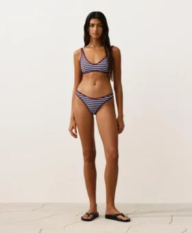 Bikiny se středním krytím, texturovaným pruhovaným vzorem a výstřihem do U Bikiny se středním krytím, texturovaným pruhovaným vzorem a výstřihem do U