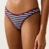 Bikiny se středním krytím, texturovaným pruhovaným vzorem a výstřihem do U Bikiny se středním krytím, texturovaným pruhovaným vzorem a výstřihem do U
