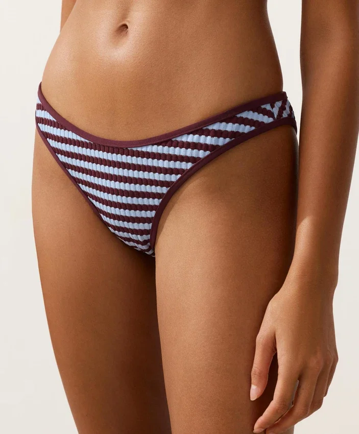 Bikiny se středním krytím, texturovaným pruhovaným vzorem a výstřihem do U Bikiny se středním krytím, texturovaným pruhovaným vzorem a výstřihem do U