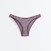 Bikiny se středním krytím, texturovaným pruhovaným vzorem a výstřihem do U Bikiny se středním krytím, texturovaným pruhovaným vzorem a výstřihem do U