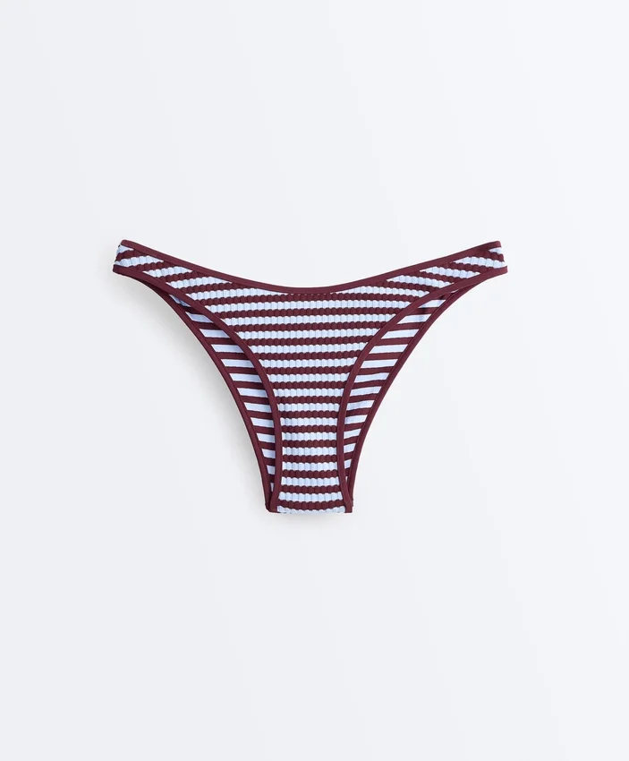 Bikiny se středním krytím, texturovaným pruhovaným vzorem a výstřihem do U Bikiny se středním krytím, texturovaným pruhovaným vzorem a výstřihem do U