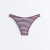 Bikiny se středním krytím, texturovaným pruhovaným vzorem a výstřihem do U Bikiny se středním krytím, texturovaným pruhovaným vzorem a výstřihem do U