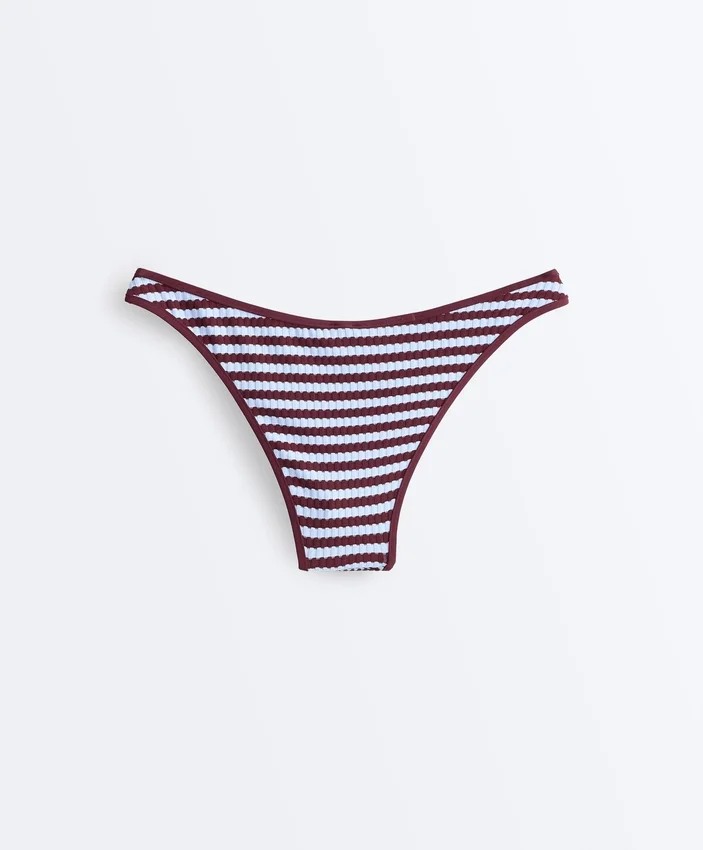 Bikiny se středním krytím, texturovaným pruhovaným vzorem a výstřihem do U Bikiny se středním krytím, texturovaným pruhovaným vzorem a výstřihem do U