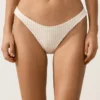 Bikiny se středním krytím, výstřihem do U a háčkovanou texturou Bikiny se středním krytím, výstřihem do U a háčkovanou texturou