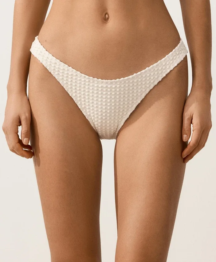 Bikiny se středním krytím, výstřihem do U a háčkovanou texturou Bikiny se středním krytím, výstřihem do U a háčkovanou texturou