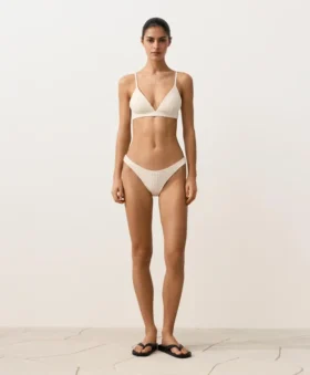 Bikiny se středním krytím, výstřihem do U a háčkovanou texturou Bikiny se středním krytím, výstřihem do U a háčkovanou texturou