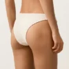 Bikiny se středním krytím, výstřihem do U a háčkovanou texturou Bikiny se středním krytím, výstřihem do U a háčkovanou texturou