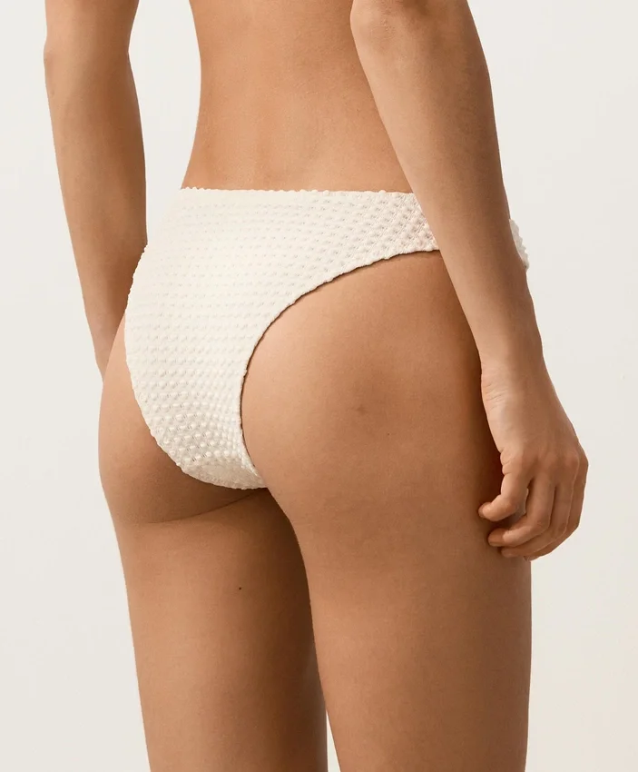 Bikiny se středním krytím, výstřihem do U a háčkovanou texturou Bikiny se středním krytím, výstřihem do U a háčkovanou texturou