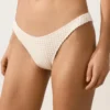 Bikiny se středním krytím, výstřihem do U a háčkovanou texturou Bikiny se středním krytím, výstřihem do U a háčkovanou texturou