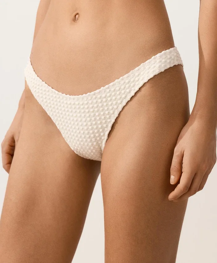 Bikiny se středním krytím, výstřihem do U a háčkovanou texturou Bikiny se středním krytím, výstřihem do U a háčkovanou texturou
