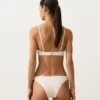 Bikiny se středním krytím, výstřihem do U a háčkovanou texturou Bikiny se středním krytím, výstřihem do U a háčkovanou texturou