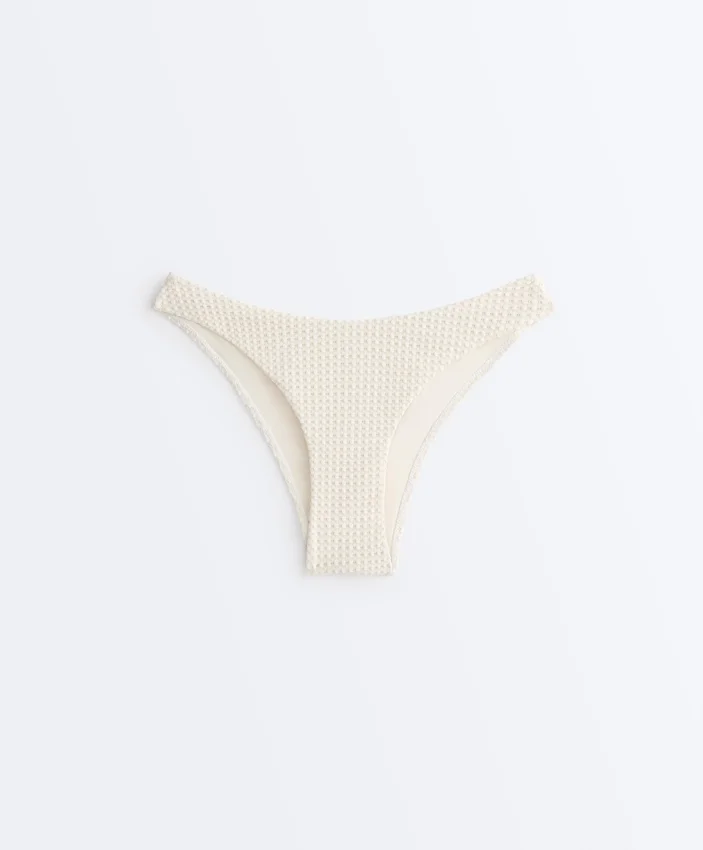 Bikiny se středním krytím, výstřihem do U a háčkovanou texturou Bikiny se středním krytím, výstřihem do U a háčkovanou texturou