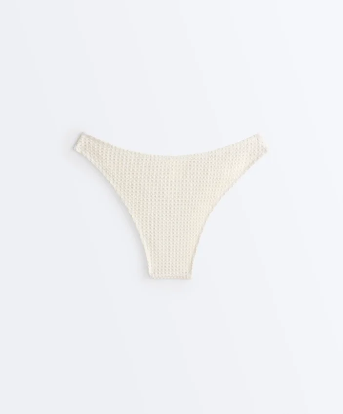 Bikiny se středním krytím, výstřihem do U a háčkovanou texturou Bikiny se středním krytím, výstřihem do U a háčkovanou texturou