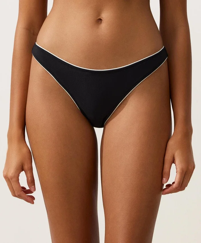 Bikiny se středním krytím, výstřihem do U a lemováním Bikiny se středním krytím, výstřihem do U a lemováním