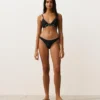 Bikiny se středním krytím, výstřihem do U a lemováním Bikiny se středním krytím, výstřihem do U a lemováním