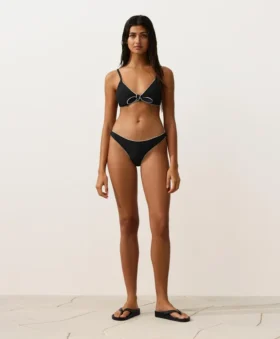 Bikiny se středním krytím, výstřihem do U a lemováním Bikiny se středním krytím, výstřihem do U a lemováním
