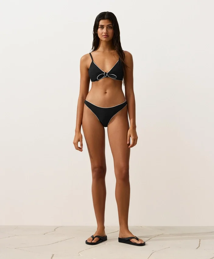 Bikiny se středním krytím, výstřihem do U a lemováním Bikiny se středním krytím, výstřihem do U a lemováním