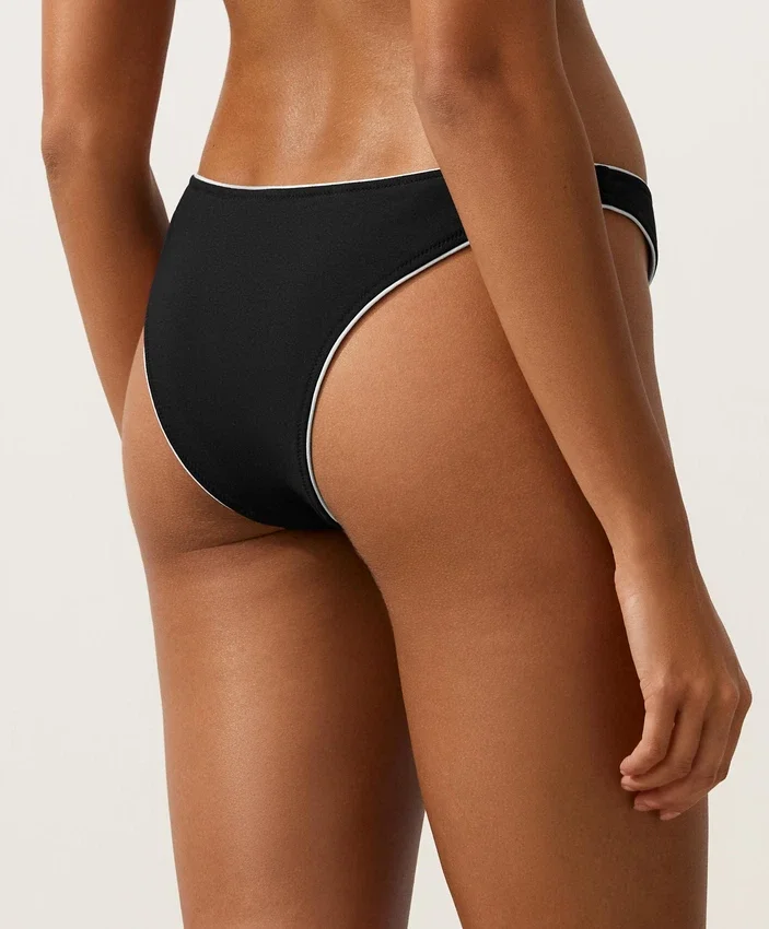 Bikiny se středním krytím, výstřihem do U a lemováním Bikiny se středním krytím, výstřihem do U a lemováním